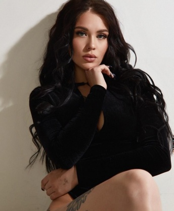 Соблазнительная красотка приглашает в гости для незабываемых встреч. Яркая, страстная, с огоньком в глазах. Гарантирую конфиденциальность и полное удовлетворение. Звони и приходи, не пожалеешь! 2176, 22 года